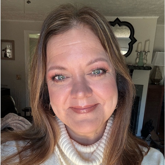 Meet your Posher, Joanna - Picture 1 of 2